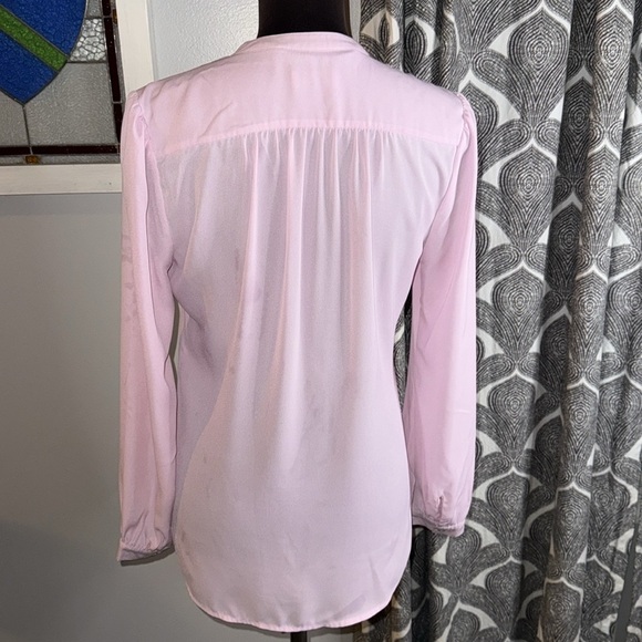 Untuckit Pale Pink Tab Collar Blouse SZ Small - Picture 4 of 6